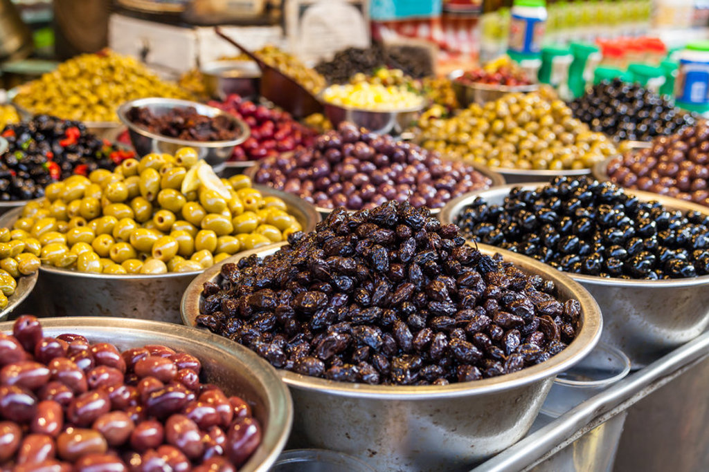 Kleurrijke olijven en gedroogd fruit op een markt in Israël tijdens een groepsrondreis.