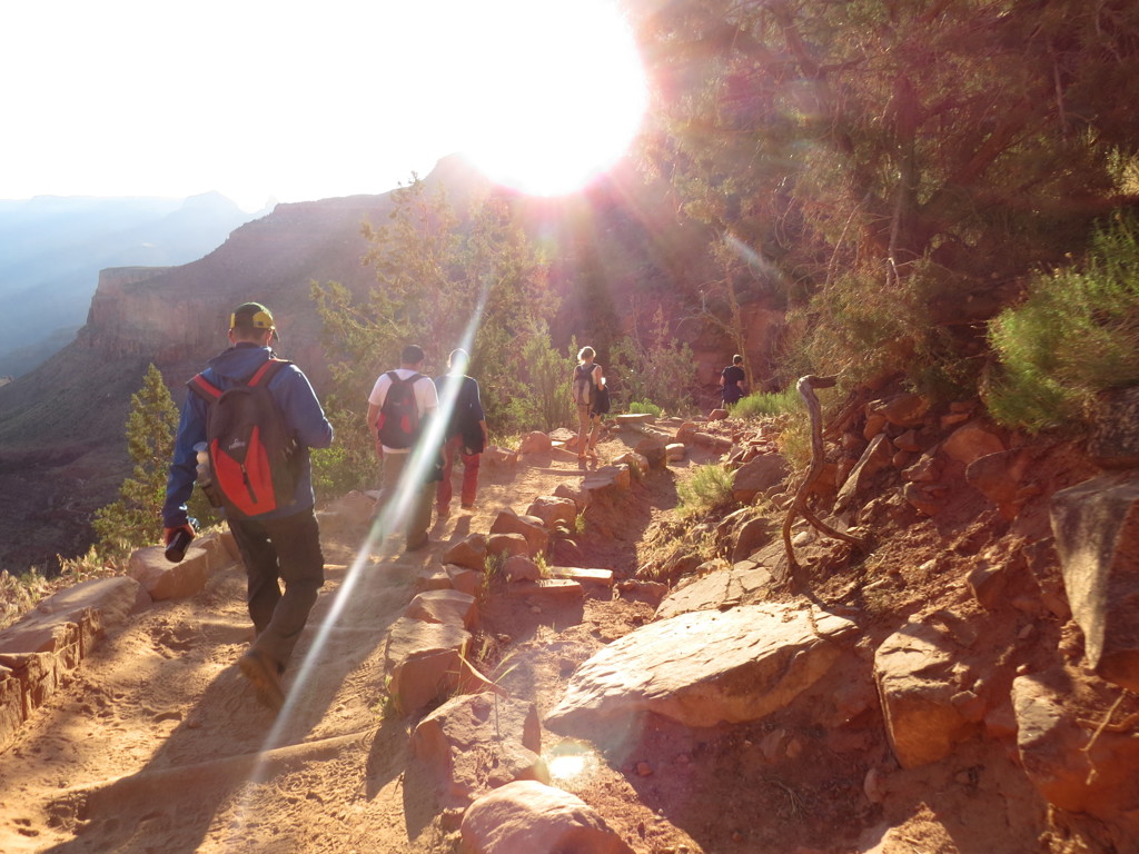 Wandelaars op een bergpad in de Grand Canyon bij zonsondergang tijdens groepsrondreis Verenigde Staten West.