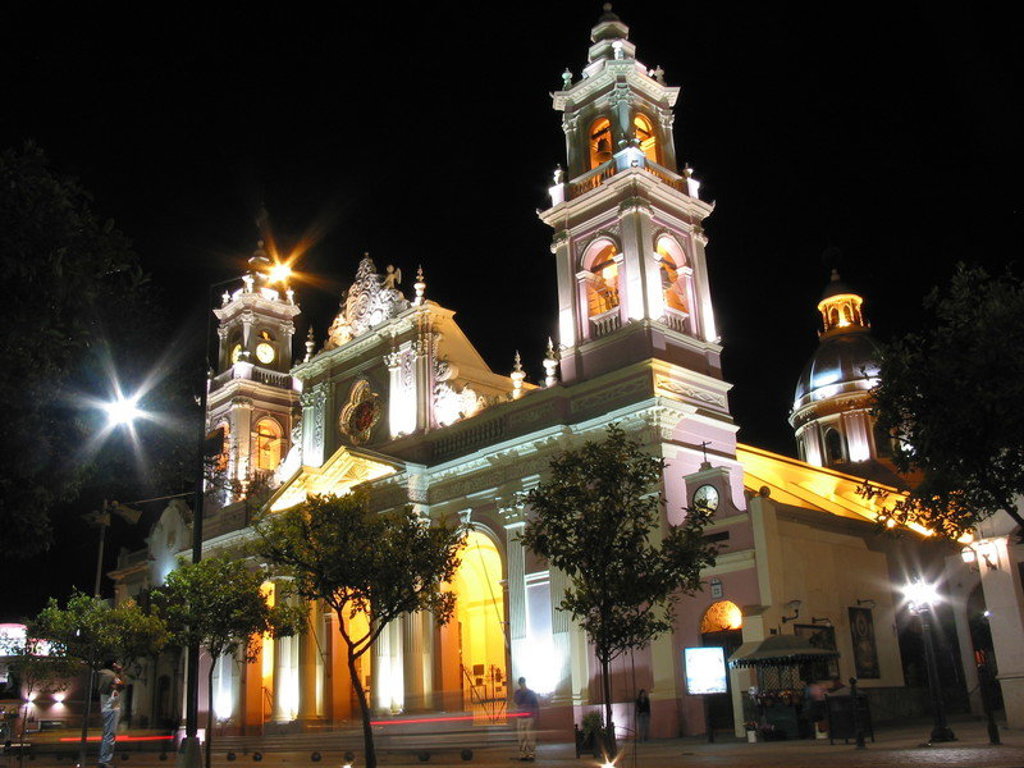 Verlichte kathedraal in Salta bij nacht tijdens een groepsrondreis door Argentinië.
