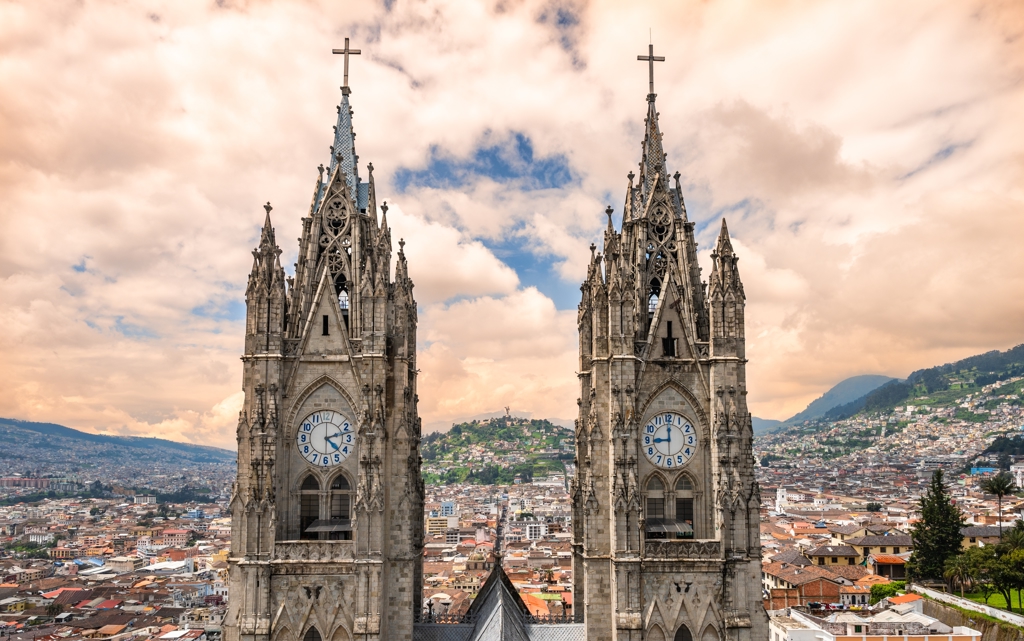 Twee klokkentorens van de Basiliek del Voto Nacional met uitzicht over Quito, Ecuador.