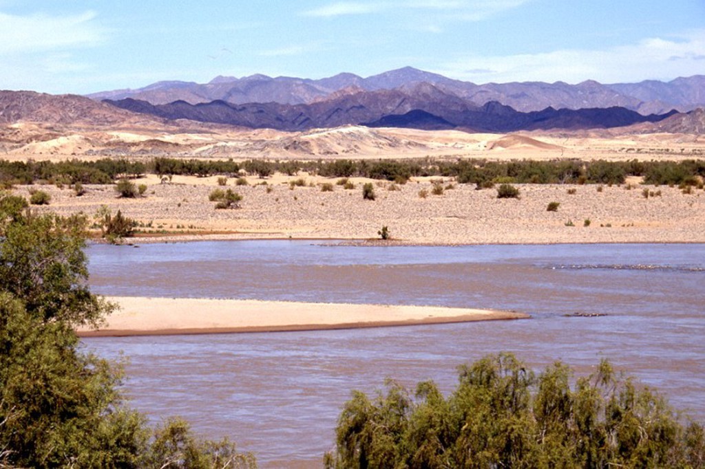 Rivier met zandbanken en bergen in de verte tijdens groepsrondreis Zuidelijk Afrika, route Victoria Falls–Kaapstad.