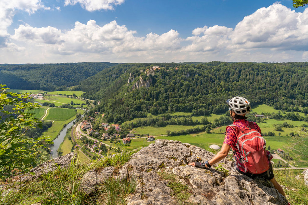 Fietser geniet van uitzicht over de Donauvallei tijdens fietsvakantie langs de Donau in Oostenrijk.