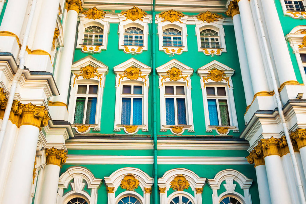 Groen-witte gevel met goudkleurige ornamenten van het Winterpaleis in Sint-Petersburg, Rusland.