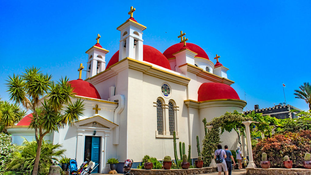 Kerk met rode koepels en kruisen in Israël, bezocht tijdens een groepsrondreis door Israël en de Palestijnse gebieden.