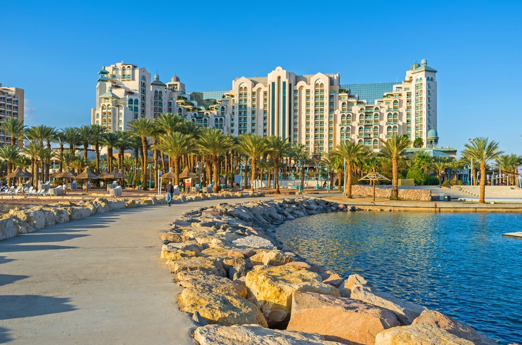 Boulevard met palmbomen en luxe hotels aan de Rode Zee in Eilat, Israël.