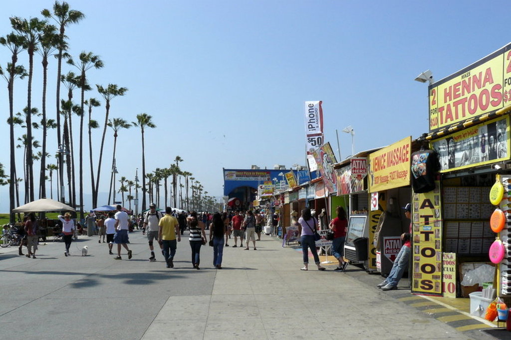 Drukke boulevard met palmbomen en kraampjes bij het strand in Californië, Verenigde Staten.