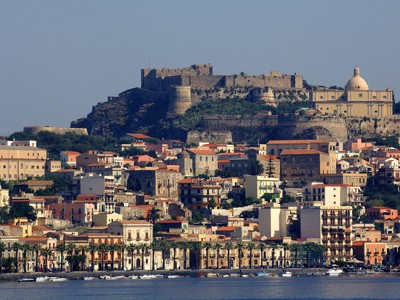 Uitzicht op Milazzo met kasteel en kathedraal aan de kust van Sicilië.