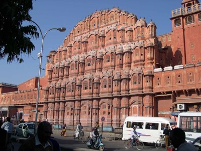Hawa Mahal (Paleis van de Winden) in Jaipur, Noord-India, met het iconische roze gevelpaleis aan een drukke straat.