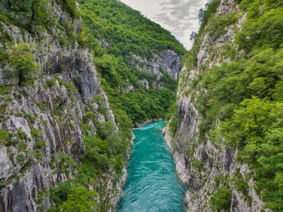 Uitzicht op de Tara-kloof met turquoise rivier tussen steile rotswanden, route Kroatië en Montenegro.