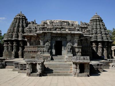 Stenen Hoysaleswara-tempel in Halebidu, Zuid-India, met rijk bewerkte gevel en trappen.