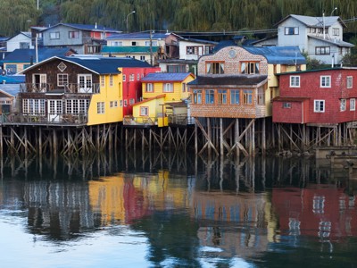 Gekleurde houten palafito-huizen op palen langs het water in Castro, Chiloé, Patagonië.