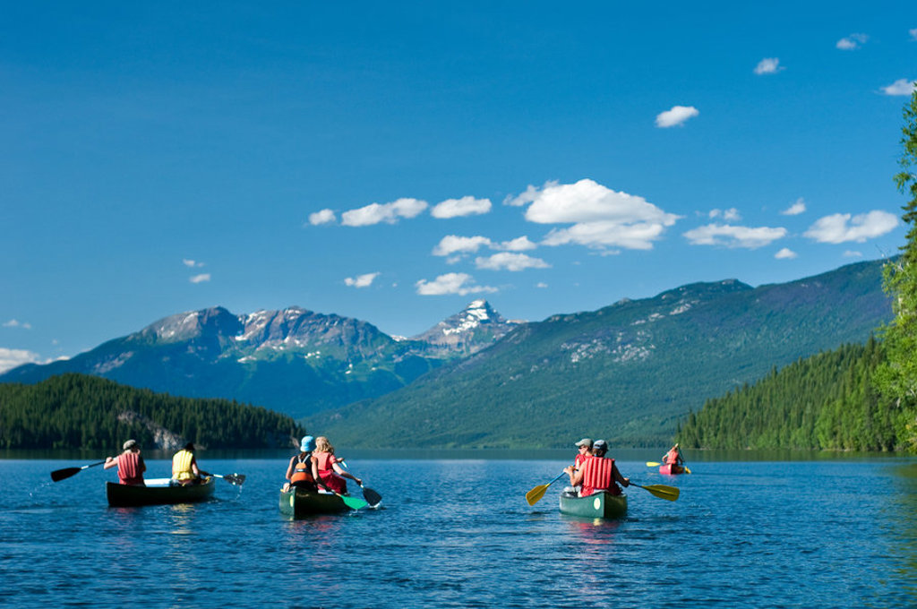 Kanotocht op een bergmeer in Canada West tijdens een groepsrondreis met kampeer- en hotelovernachtingen.