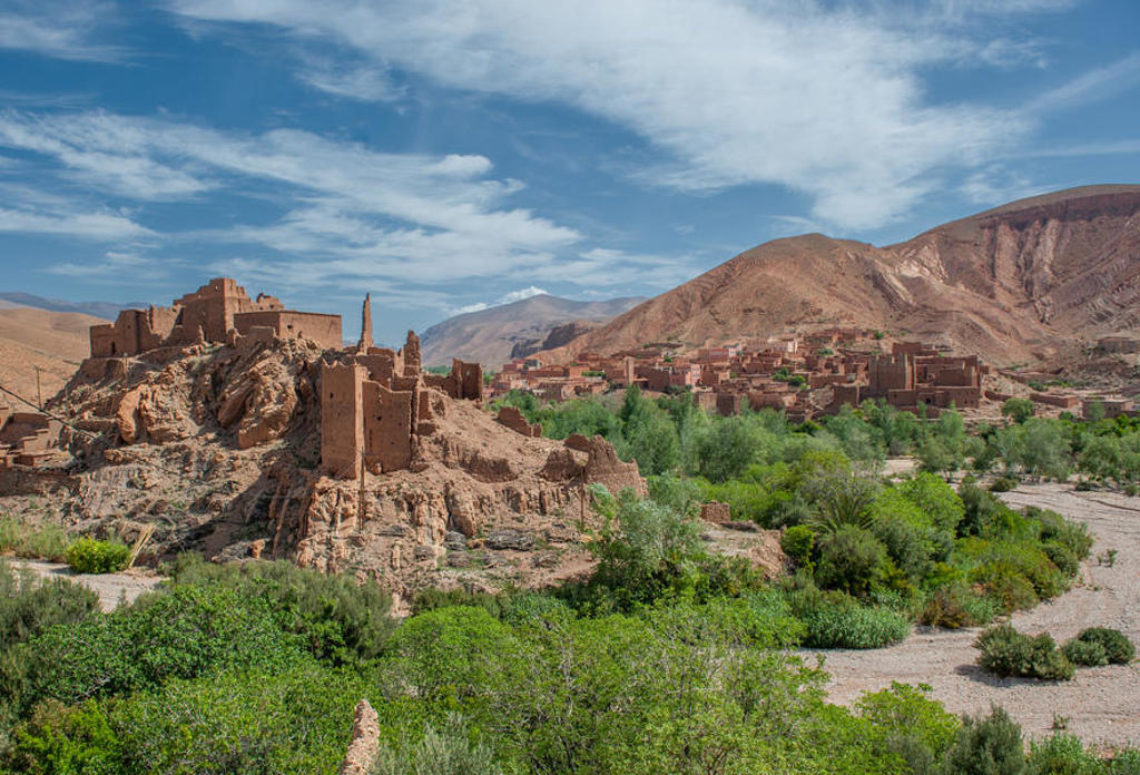 Kasbah en lemen dorp in een groene oase bij het Atlasgebergte, Marokko.