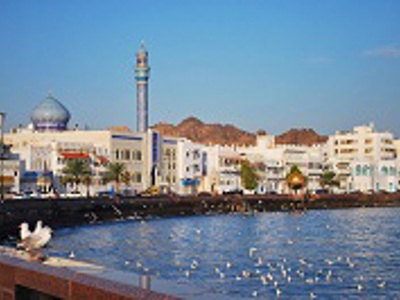 Skyline van Muscat met moskee en minaret aan de waterkant, route Oman en Dubai 11 dagen.