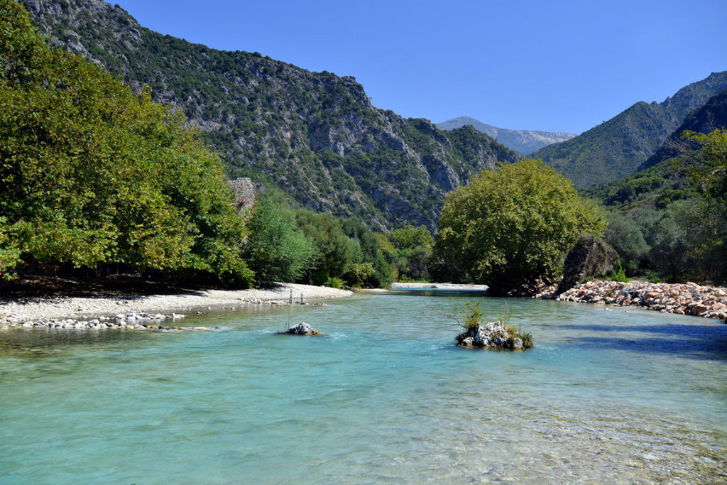 Rivier met helderblauw water in een groene kloof in Griekenland tijdens een 22-35ers reis.