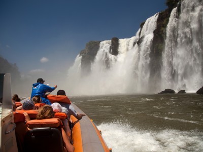 Bootexcursie langs de watervallen van Iguazú tijdens de route Brazilië en Buenos Aires.