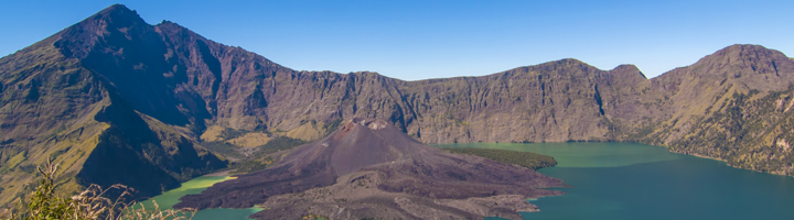 Kratermeer en vulkaanlandschap bij Mount Rinjani op Lombok, Indonesië.