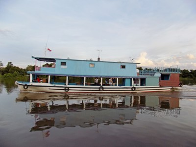 Rivierboot op de Mahakam-rivier in Kalimantan tijdens de rondreis Kalimantan, Sulawesi & Molukken, 23 dagen.