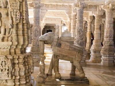 Gesneden stenen olifant in een rijk versierde tempelhal tijdens de Route India.