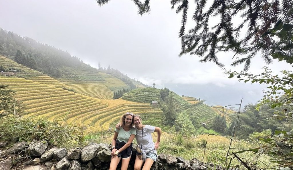 Reizigers bij rijstterrassen in de bergen van China tijdens een groepsrondreis China Hoogtepunten.