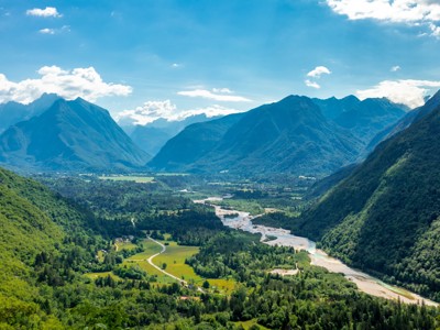 Uitzicht over de Soča-vallei met rivier en bergen in Slovenië.