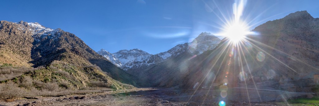 Zonsopkomst over het Atlasgebergte bij Mount Toubkal tijdens een wandelvakantie in Marokko.