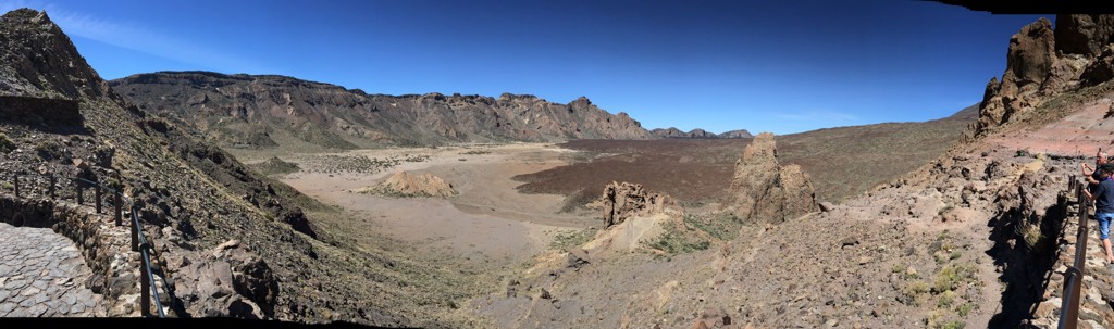 Panoramisch uitzicht op de krater van Nationaal Park Teide op Tenerife, met rotsformaties en wandelpad.