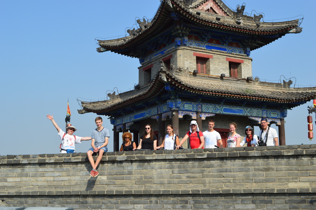 Reizigers op de Chinese Muur bij een traditionele wachttoren tijdens een familiereis China.