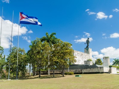 Cubaanse vlag bij het Che Guevara-monument in Santa Clara, Cuba.