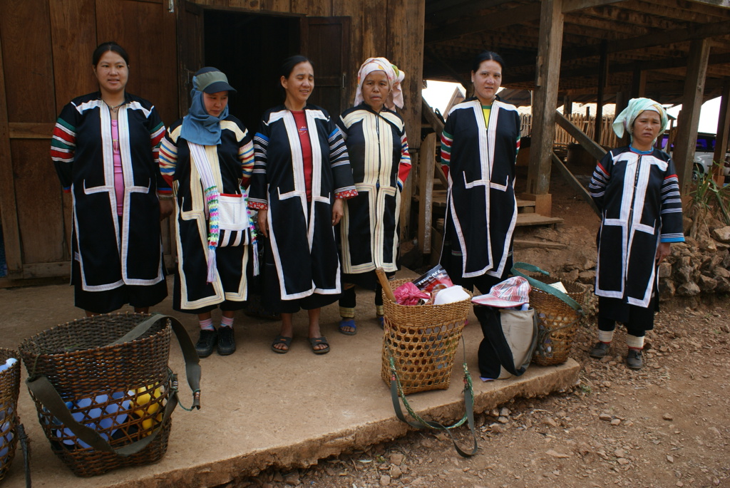 Vrouwen in traditionele kleding bij een dorp in Noord-Thailand tijdens de groepsrondreis Thailand Avontuur.
