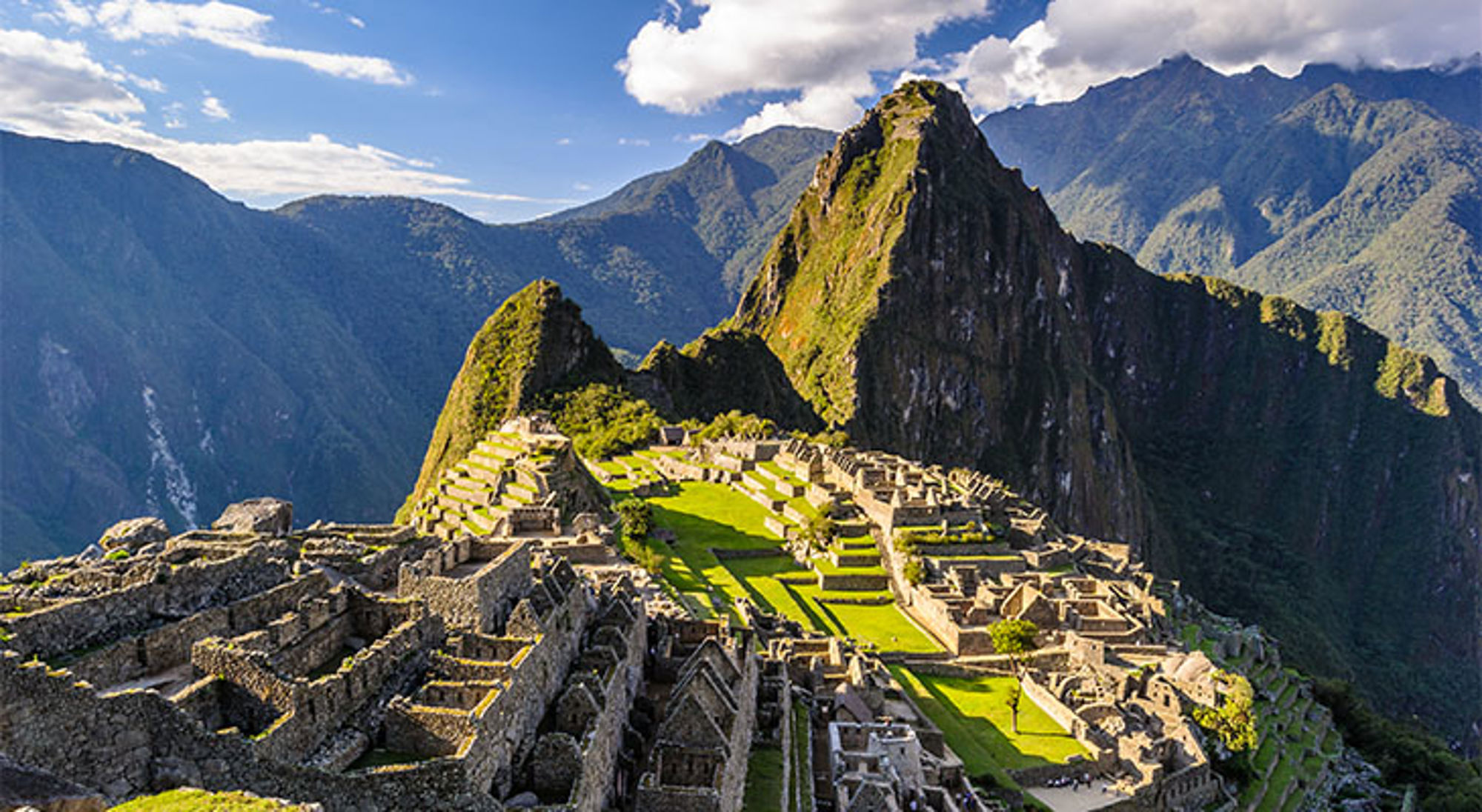 Machu Picchu in Peru met Inca-ruïnes en Huayna Picchu-berg in de achtergrond.