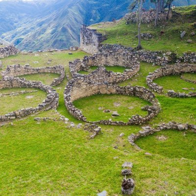 Groepsrondreis Noord-Peru: berglandschap met groene valleien en rotsformaties.