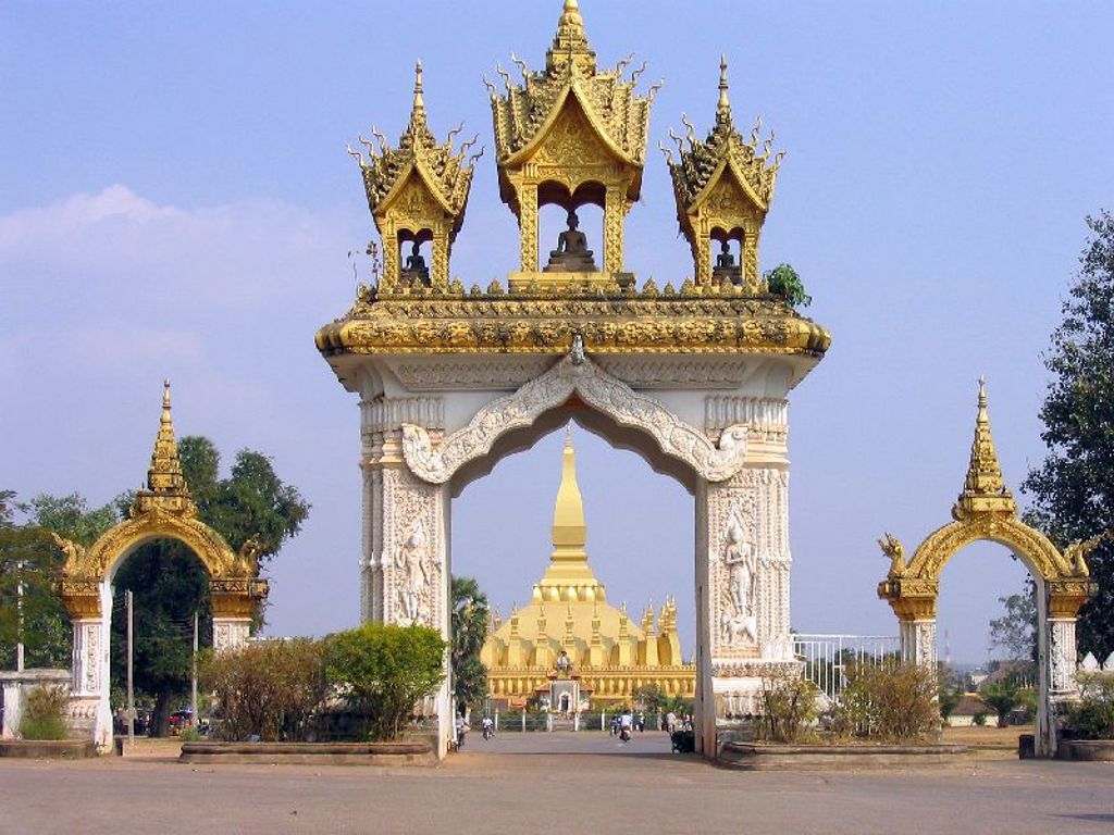Gouden Patuxai-monument met uitzicht op de Pha That Luang-stoepa in Vientiane, Laos.