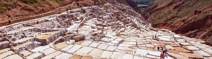 Zoutterrassen van Maras in Peru, met honderden zoutpannen in de Andesvallei.