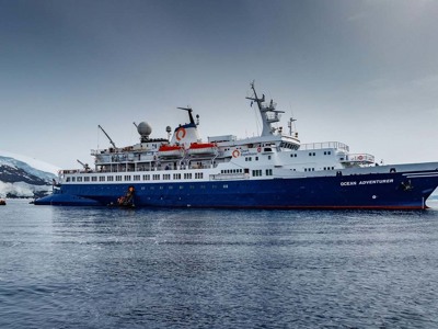 Expeditiecruiseschip Ocean Adventurer in de wateren bij Groenland tijdens de 15-daagse route.