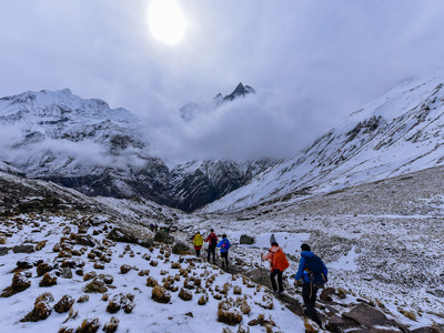 Trektocht door besneeuwd berglandschap op de Route Nepal Annapurna, met wandelaars op pad naar Annapurna Base Camp.