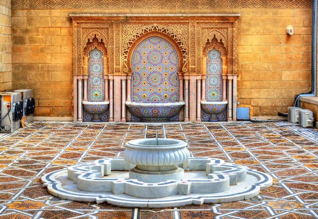 Mozaïekfontein met sierlijke bogen en tegelwerk in Andalusië tijdens rondreis Andalusië.
