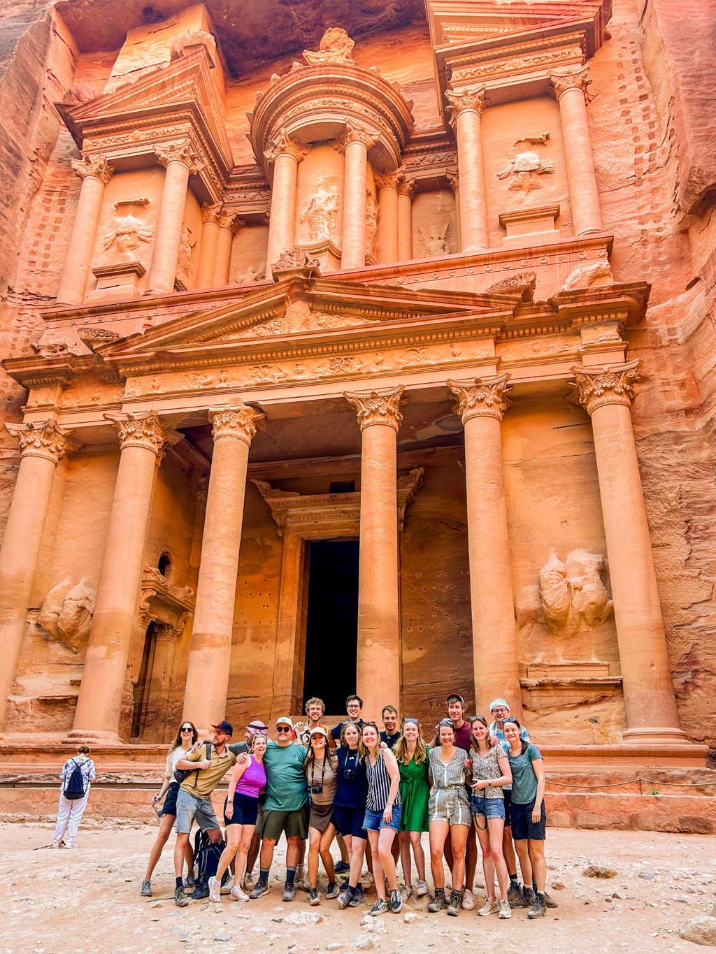 Groep 22-35ers reizigers bij de Schatkamer (Al-Khazneh) in Petra, Jordanië.