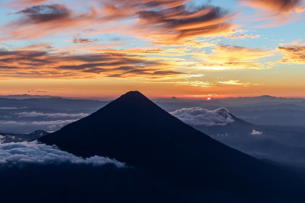 Groepsrondreis 22-35ers door Guatemala, Honduras en El Salvador met uitzicht op vulkanen en bergen.