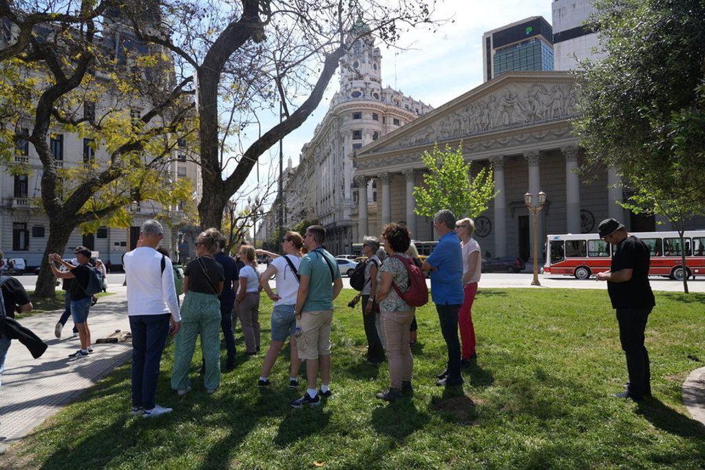 Groepsrondreis Argentinië: reizigers tijdens stadstour in Buenos Aires bij het Teatro Colón.