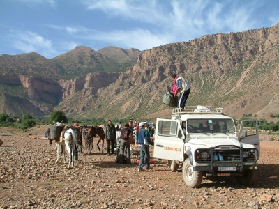 4x4 en muilezels met wandelaars bij de Hoge Atlas in Marokko tijdens de 14-daagse route.