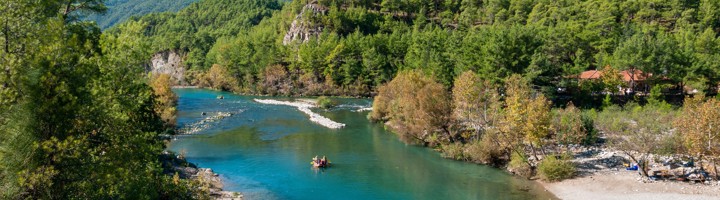 Raften op de turquoise rivier in Köprülü Canyon, omringd door groene bergen in Turkije.