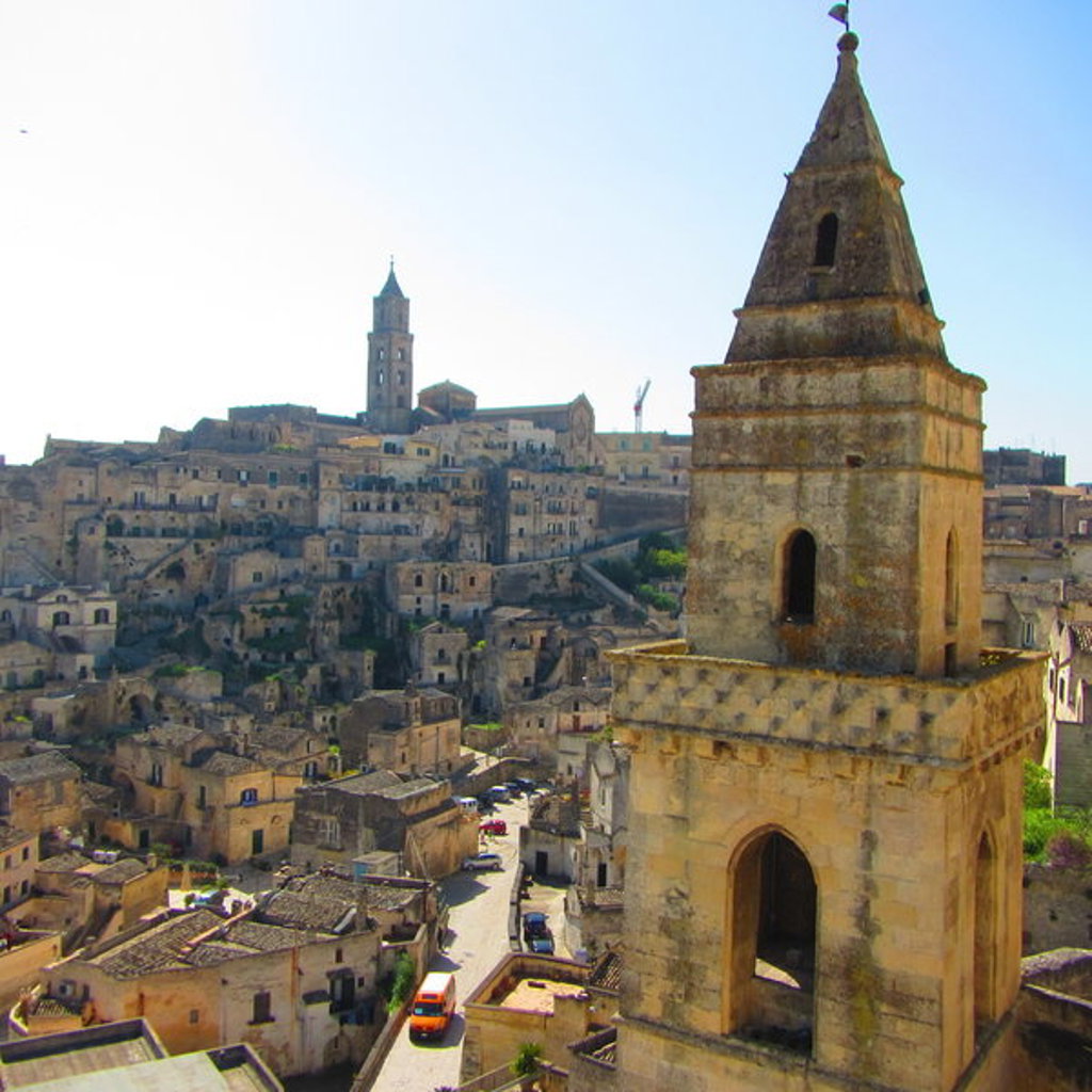 Uitzicht op de Sassi van Matera met kerktoren tijdens wandelvakantie in Italië, Puglia & Matera.