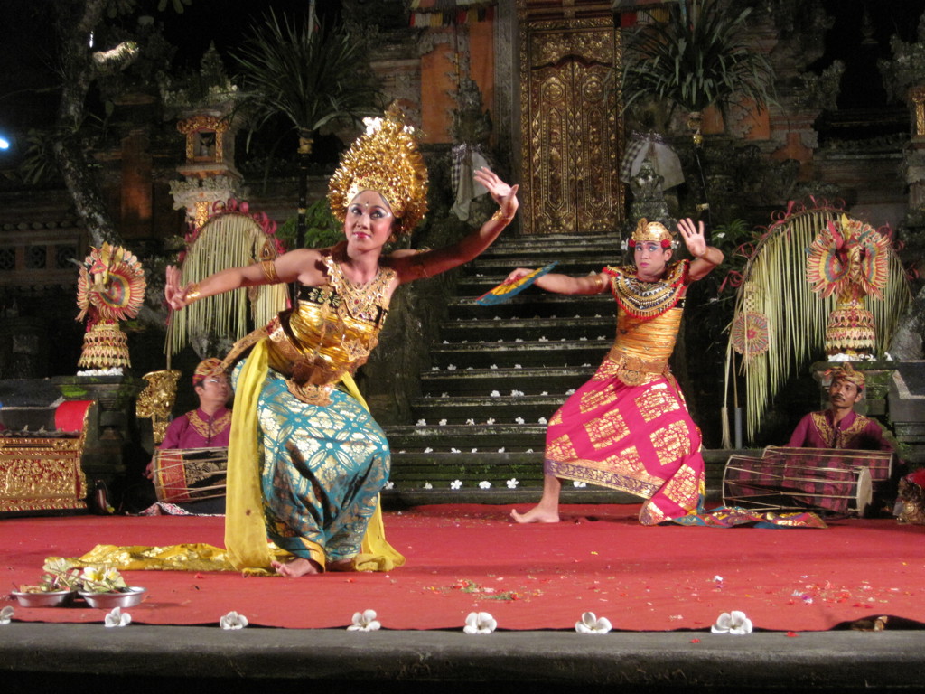 Balinese dansvoorstelling met dansers in traditionele kostuums en muzikanten tijdens groepsrondreis Bali.
