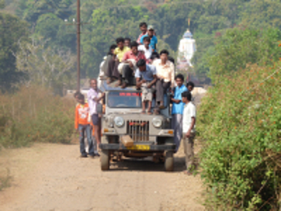 Overvolle jeep met passagiers op een landelijke weg in Orissa tijdens de Route Orissa, 23 dagen.