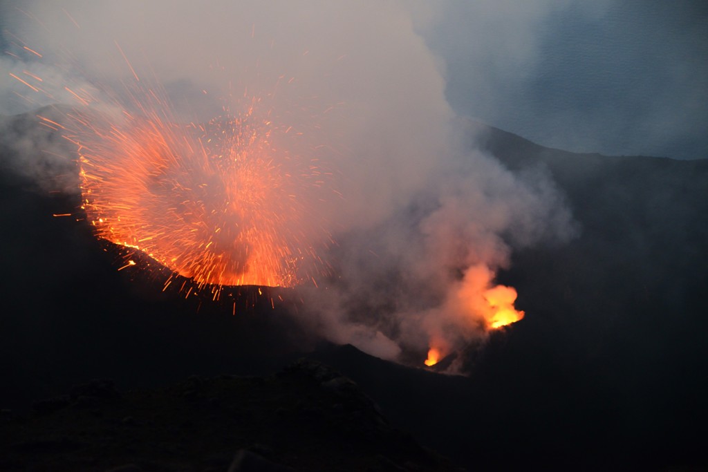Uitbarsting van de Stromboli-vulkaan op de Eolische Eilanden, met lavafontein en rookpluim.