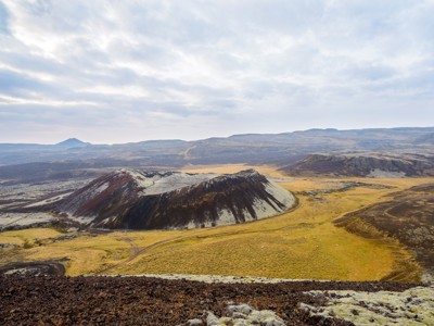 Uitzicht op een vulkaankrater en lavavelden in IJsland tijdens de 14-daagse route.
