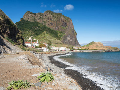 Kustplaats Porto da Cruz met steile kliffen en zwarte kiezelstrand aan de noordkust van Madeira.