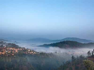 Mistige ochtend boven heuvels en dorp in Nepal, Route Nepal.