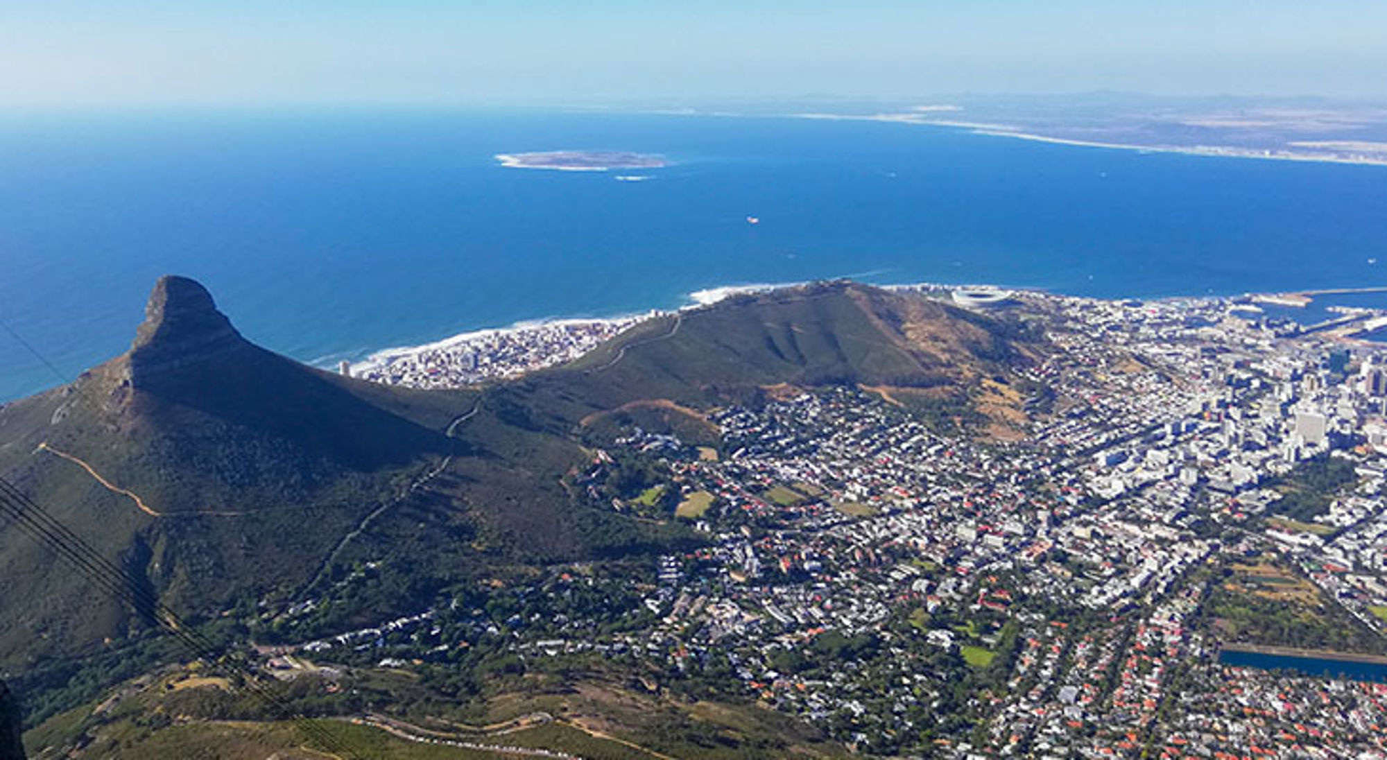 De mooiste stad ter wereld Kaapstad Uitzicht over Kaapstad met Lion's Head en de Atlantische Oceaan, startpunt van route Kaapstad–Victoria Falls.